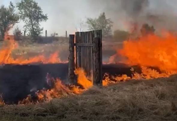 В Улан-Удэ спалили деревянный забор ради эксперимента