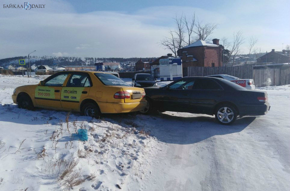 В Улан-Удэ такси врезалось в машину военного