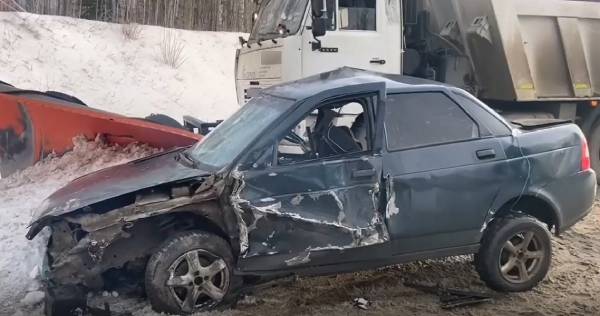 В Иркутской области в столкновении «Лады» с двумя большегрузами погиб пассажир