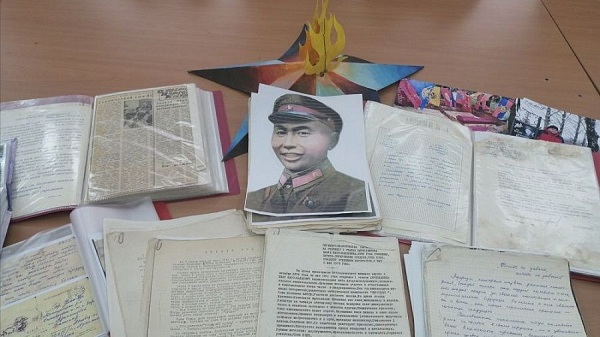 В Бурятии внук снайпера подарил личный архив библиотеке 