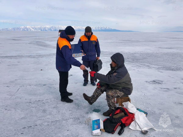В Бурятии любители подлёдной рыбалки рискуют жизнью ради улова 