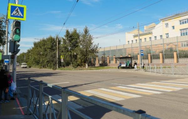 Возле школ в Улан-Удэ устанавливают односекционные светофоры