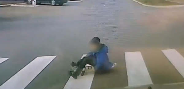 В Чите ребёнок переезжал дорогу, сидя на скейтборде 