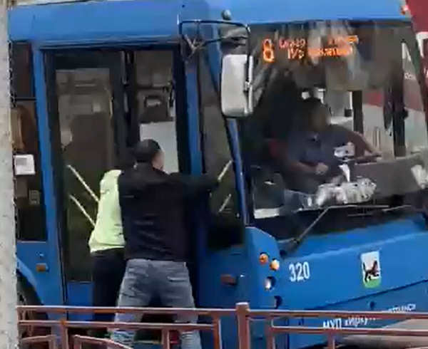 В Иркутске двое мужчин напали на водителя троллейбуса