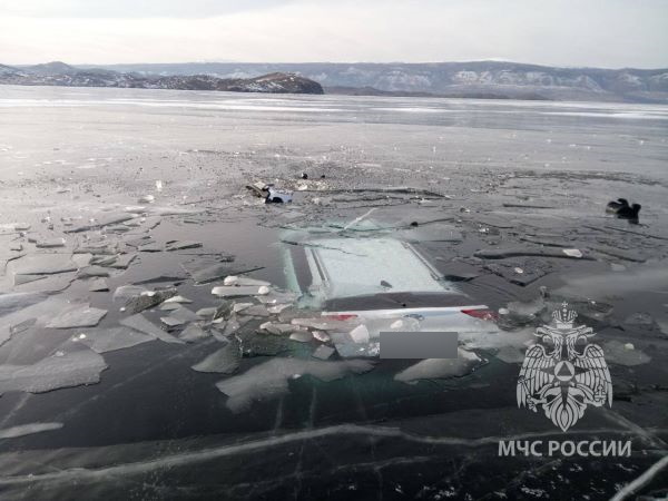 На Байкале под лёд ушёл автомобиль