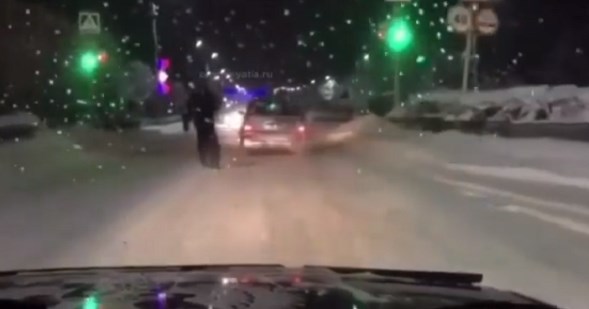 В Бурятии прицепившийся к автомобилю лыжник прокатился по улицам 