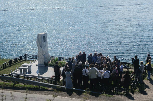 На Байкале открыли стелу на месте гибели Александра Вампилова