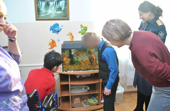 В Улан-Удэ следователи подарили ребятам из детдома золотую рыбку