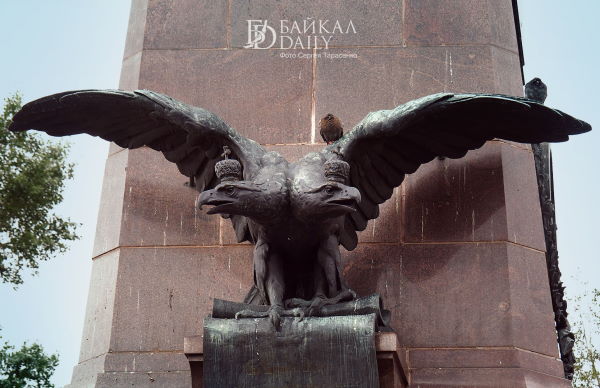 В Иркутске залило водой дорогу из-за коммунальной аварии