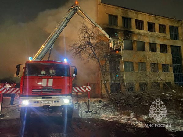 В Улан-Удэ потушили крупный пожар в пустующем здании