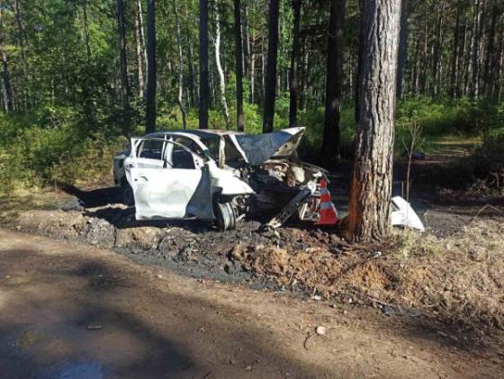 В Бурятии автомобиль с подростками врезался в дерево и загорелся