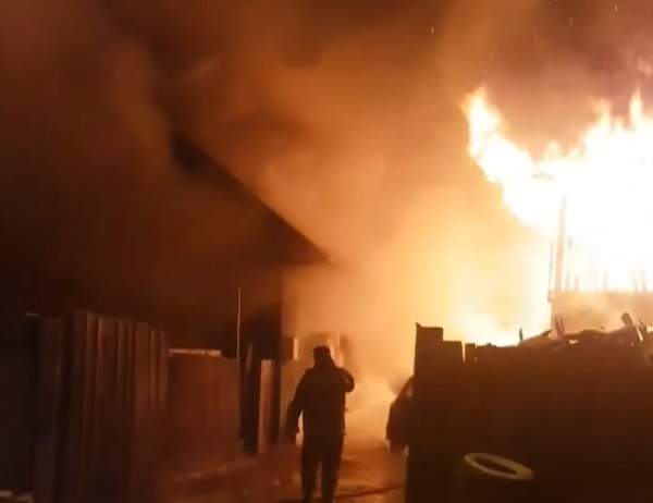 В Иркутской области бригада «скорой» спасла людей на пожаре 