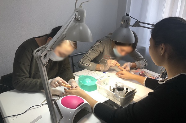 В Улан-Удэ стоящие на учёте девочки обучились на мастеров маникюра 