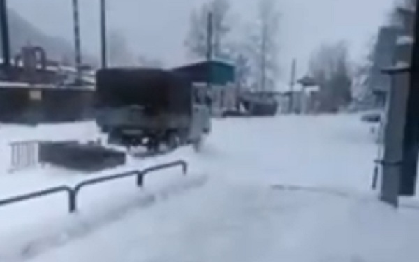 В Бурятии снег убирают с помощью детской горки: видео 