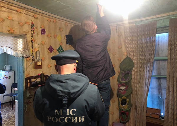 В домах неблагополучных семей Бурятии устанавливают пожарные извещатели