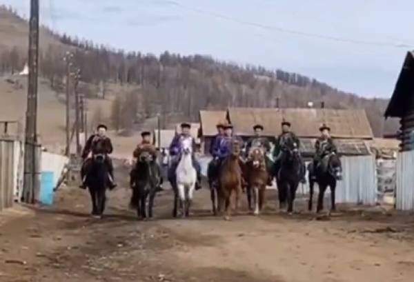 В Бурятии жители приехали голосовать на лошадях 