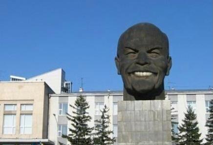 Голова Ленина в Улан-Удэ «заулыбалась» во все 32 зуба (фото)