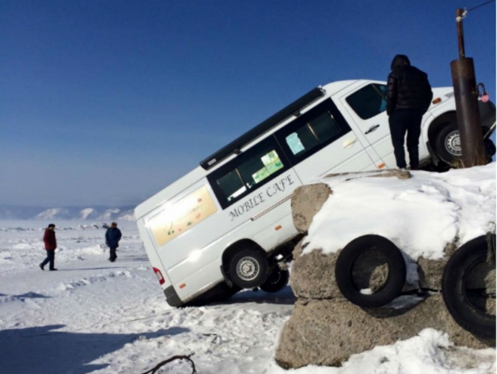 Погода в листвянке сегодня. Автобус Байкал. Микроавтобус на Байкал. Происшествия на Байкале в Листвянке. Автобус во льду.