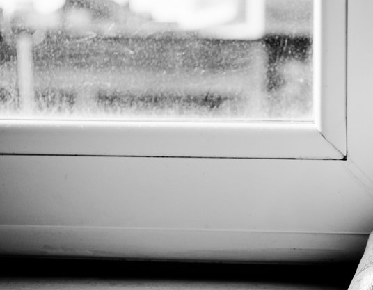 В Иркутске годовалый малыш пошёл искать маму и выпал из окна