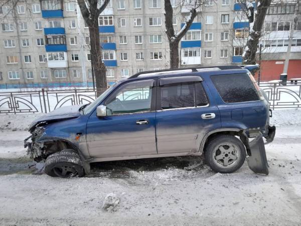 В Иркутске водитель снёс ограждение, бросил машину и сбежал