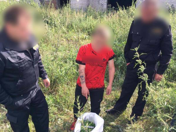 В Бурятии 18-летнего парня поймали с мешком конопли 