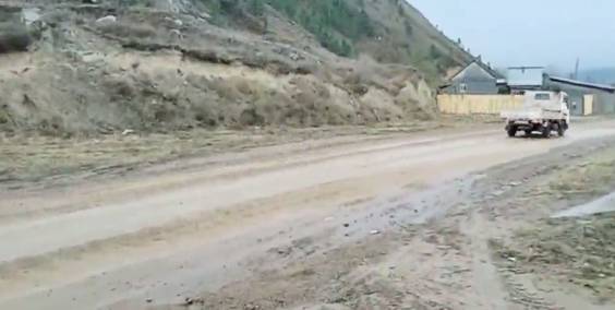 Дорога на окраине Улан-Удэ превратилась в опасную полосу препятствий