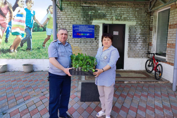 Осуждённые вырастили цветы для детдома в Улан-Удэ 