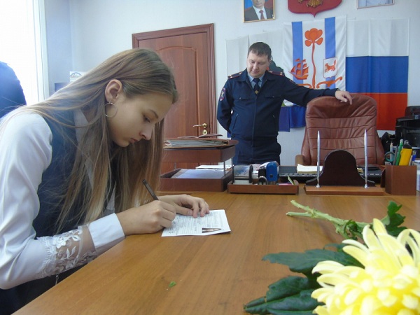 В Иркутской области 14-летним девушкам накануне 8 марта вручили паспорт