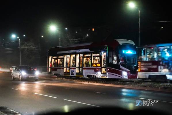 В Улан-Удэ ребёнка, ехавшего в трамвае без родителей, увезли в полицию