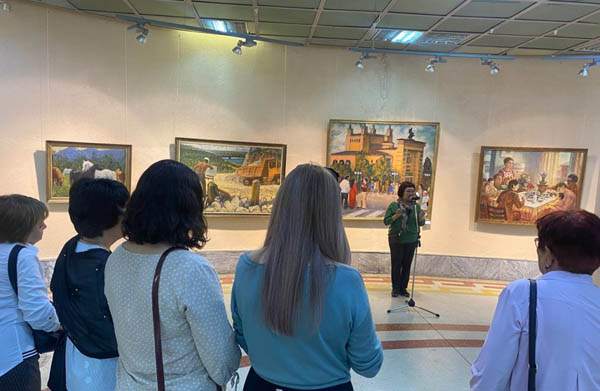 В Улан-Удэ открылась выставка, посвящённая художнику-реставратору