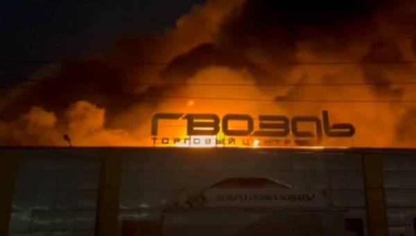 В Улан-Удэ бушует пожар в торговом центре «Гвоздь»