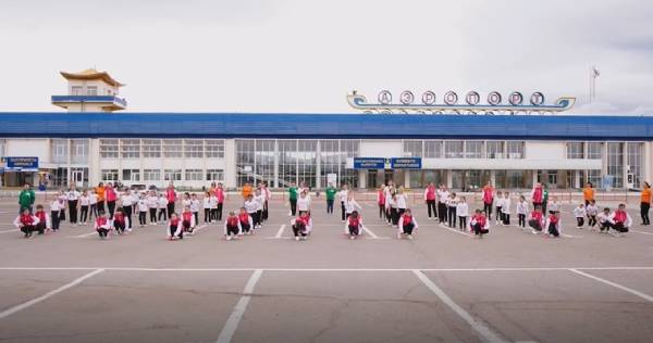 В Улан-Удэ возле аэропорта устроили танцевальный флешмоб