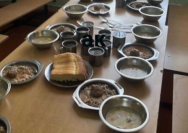 Школьников в Бурятии накормили из «тюремной» посуды