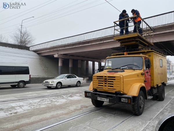 В Улан-Удэ из-за неуклюжего водителя встали трамваи 