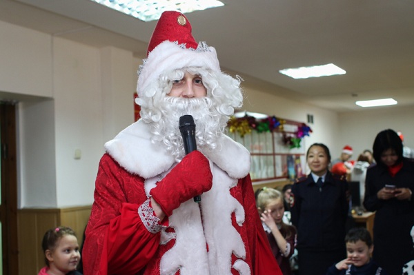 В Улан-Удэ Полицейский Дед Мороз поздравил детей с Новым годом