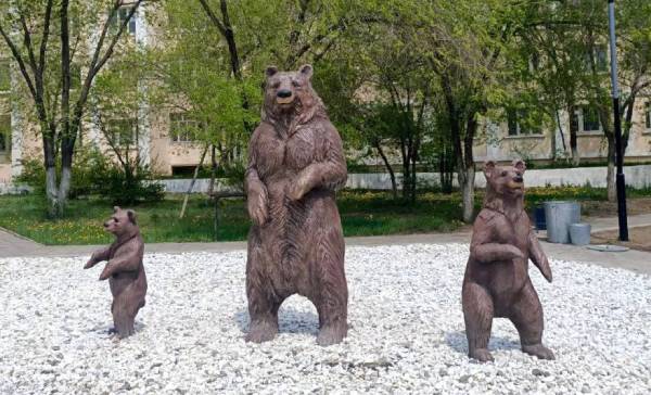 Три медведя «обосновались» в одноимённом сквере в Улан-Удэ 