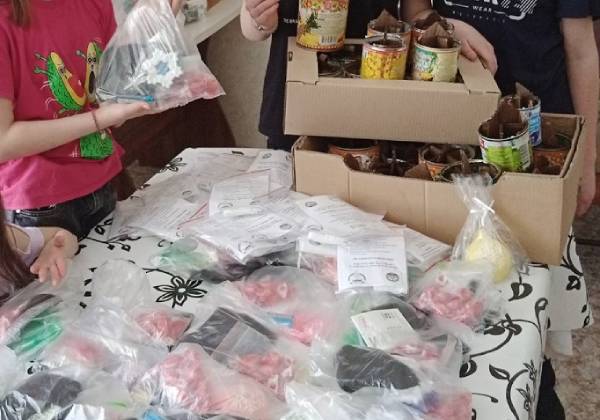 В Бурятии воспитанники детского центра мастерят окопные свечи