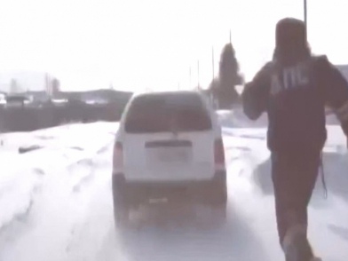 В Иркутской области полицейский бегом догнал машину нарушителя 