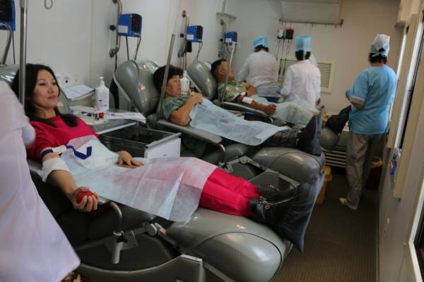 Жители Гусиноозёрска сдали кровь в выездной день донора 