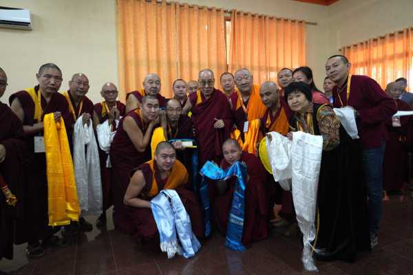 Далай-лама встретился с ламами и верующими из Бурятии  