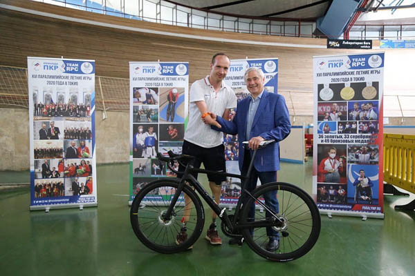 Паралимпийскому чемпиону из Бурятии подарили высокотехнологичный велосипед