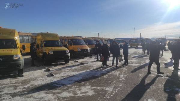В Бурятии вручили ключи от 40 новых школьных автобусов