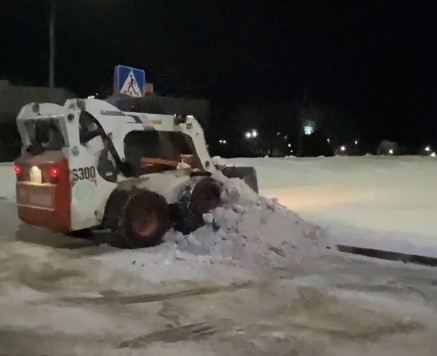 В Улан-Удэ показали, как вывозят снег с Удинского моста 