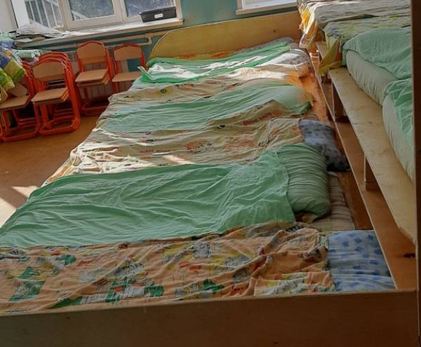 В детсаду в Улан-Удэ с кроватями-«нарами» не было штор 
