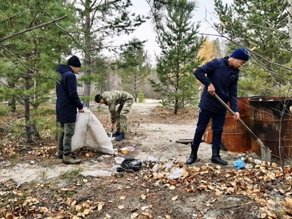 Росгвардейцы собрали полтонны мусора с берега реки в Бурятии 