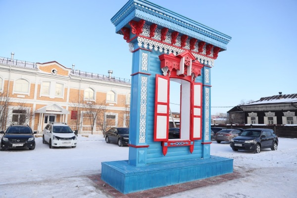 Напортачили: Огромный наличник в центре Улан-Удэ оказался некачественной копией