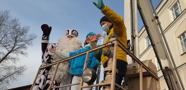 В Иркутске Дед Мороз и Снегурочка поздравили детей через окно больницы 