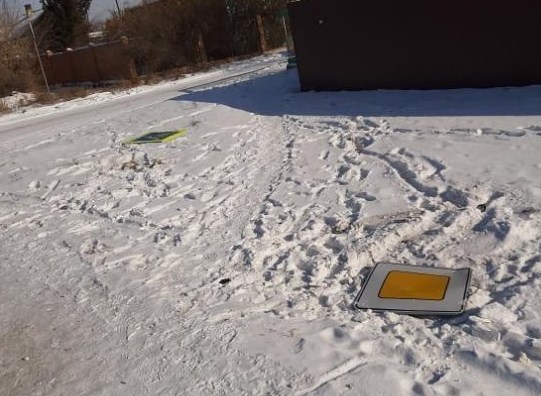 В Бурятии неизвестные атаковали дорожные знаки