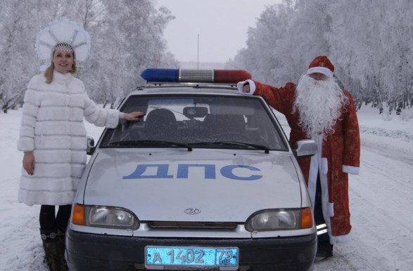 Забайкальский «Полицейский Дед Мороз» и Снегурочка раздали детям подарки