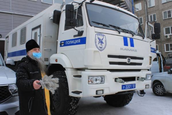 В Улан-Удэ освятили кабинеты и машины наркоконтроля 